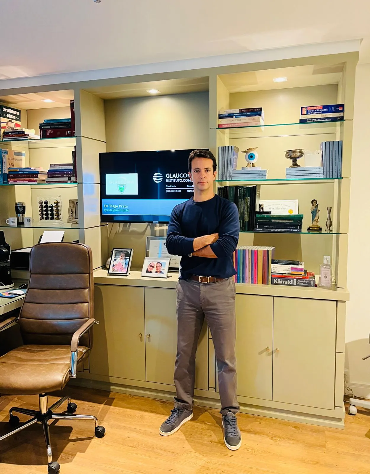 Dr Tiago Prata em seu consultório na Prata Oftalmologia